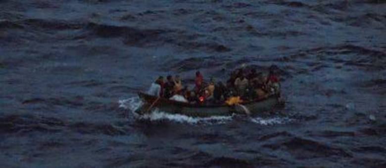 Os cubanos foram resgatados por membros da tripulação do cruzeiro Carnival Ecstasy