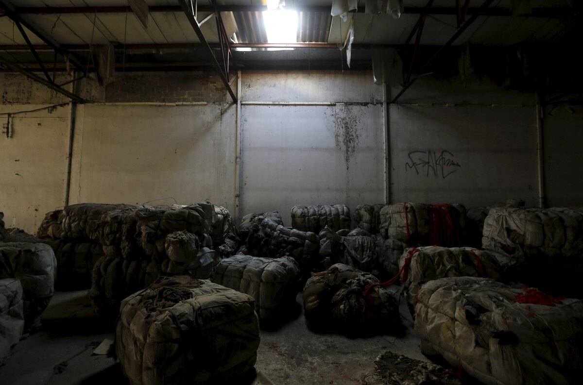 Fábricas abandonadas, que costumavam produzir bens que
vão desde produtos feitos de madeira até peças de roupas e óleo de cozinha, estão
sendo saqueadas, o que contribui para o cenário de destruição