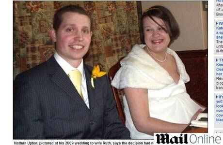 Nathan Upton passará a ser chamado pelos alunos de "senhora Meadows". Na foto acima, o casamento de Nathan com sua ex-mulher, Ruth