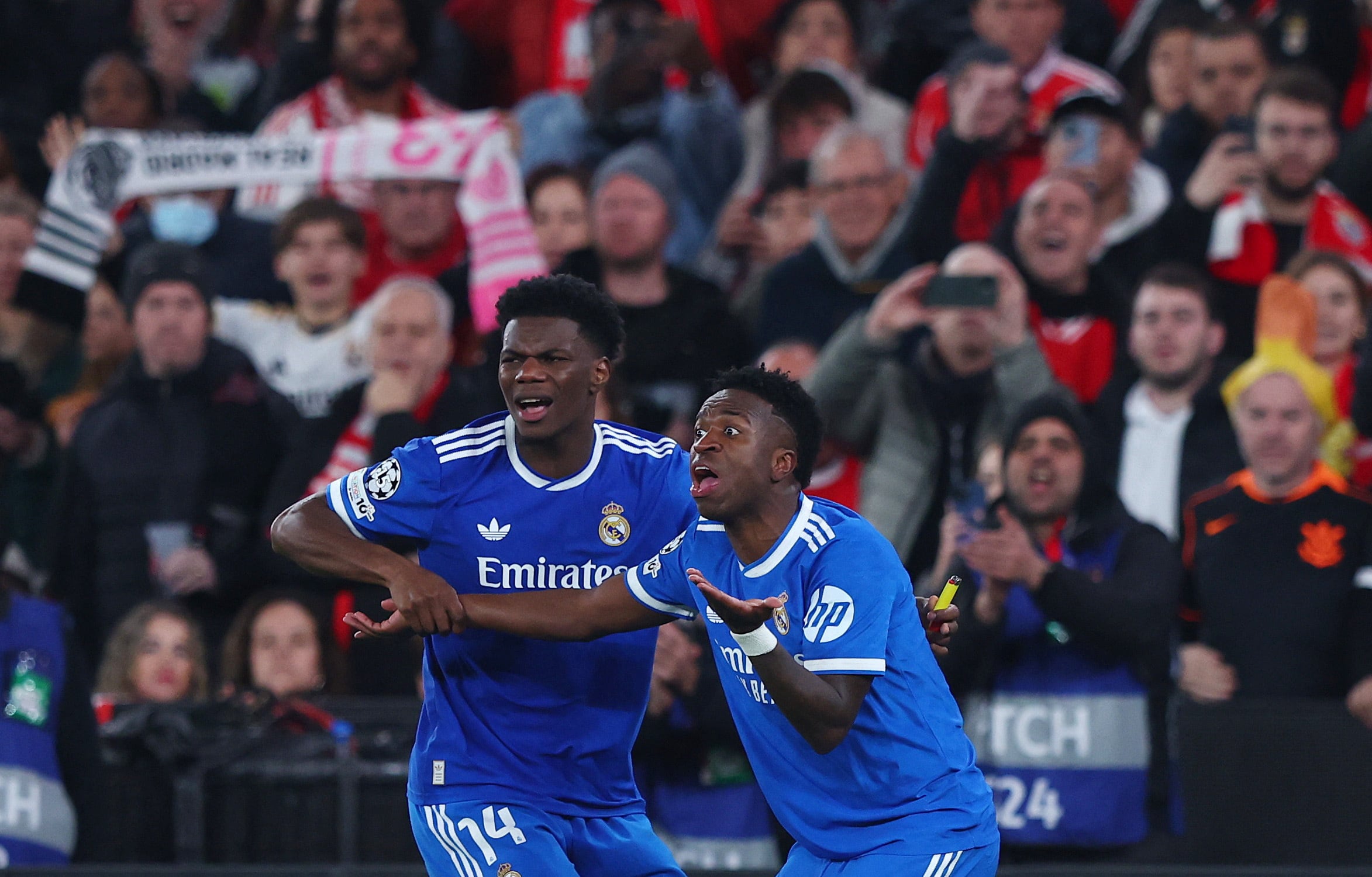 Vini Jr. reclama com a arbitragem após receber cartão amarelo