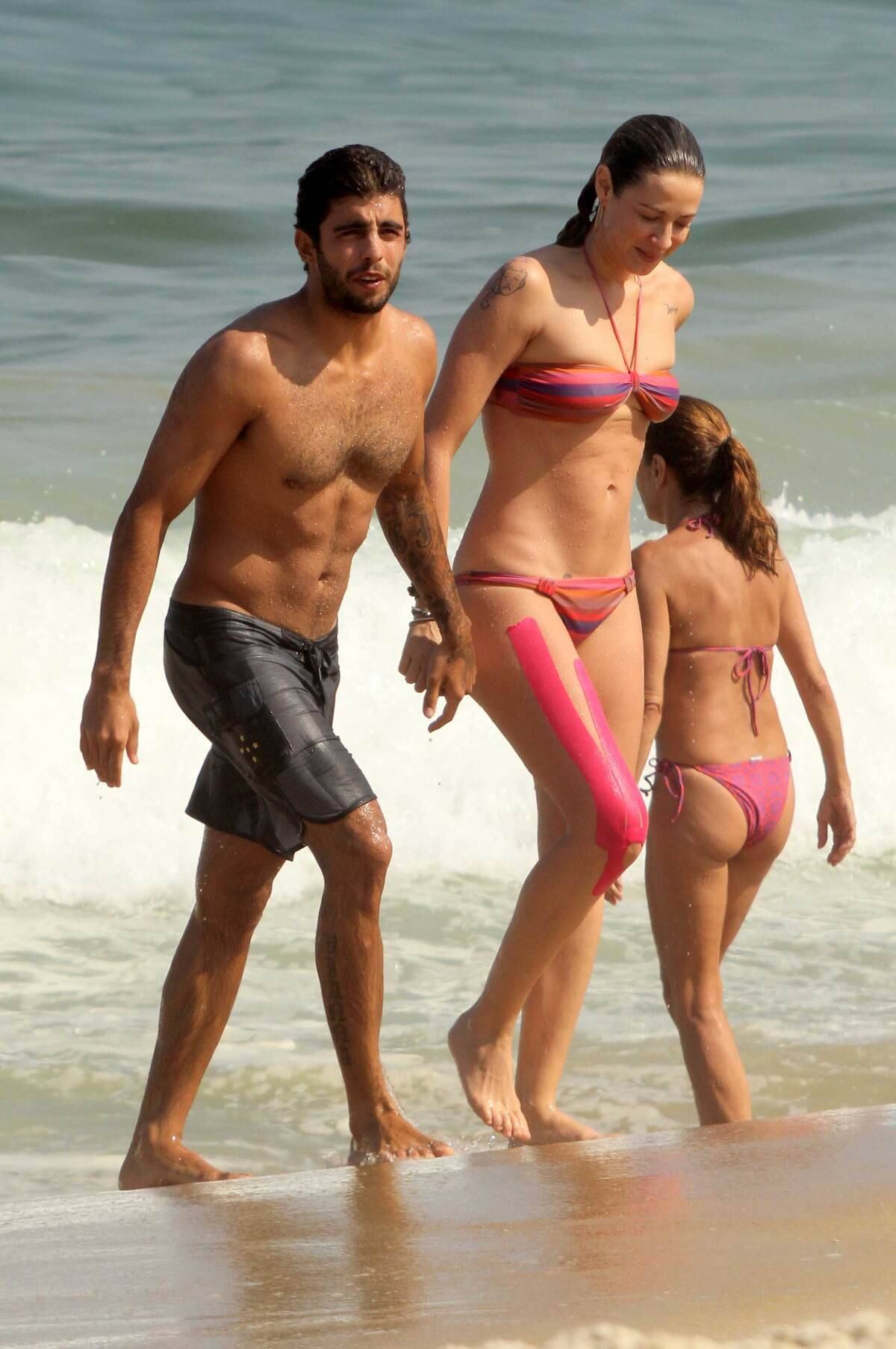 Luana Piovani e Pedro Scooby curtem dia de praia no Rio de Janeiro