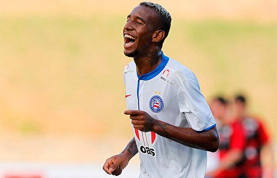 

Uma das principais qualidades do jogador é o toque de
qualidade nas bolas paradas, principalmente, nas cobranças de falta próximas ao
gol. Com uma batida de classe, Talisca já marcou alguns gols desta maneira na
sua carreira

