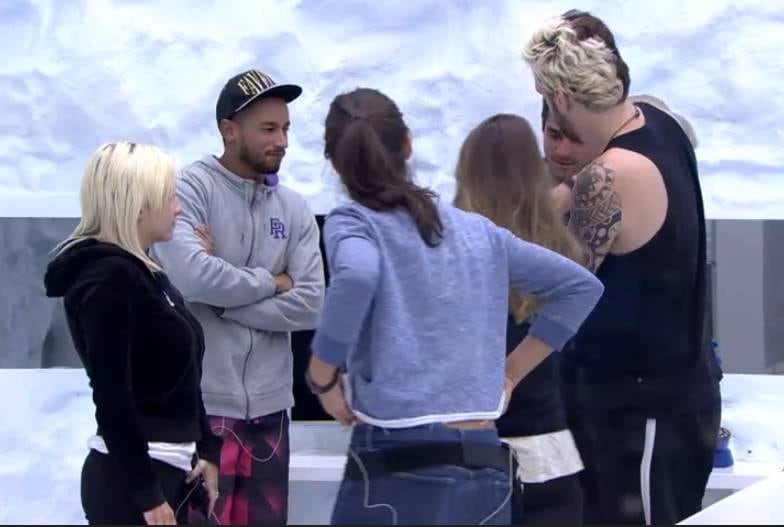 Brothers da Sibéria fazem o sorteio para decidir quem irá fazer as compras da semana.
Os integrantes da casa grande realizaram as compras durante um minuto em um supermercado