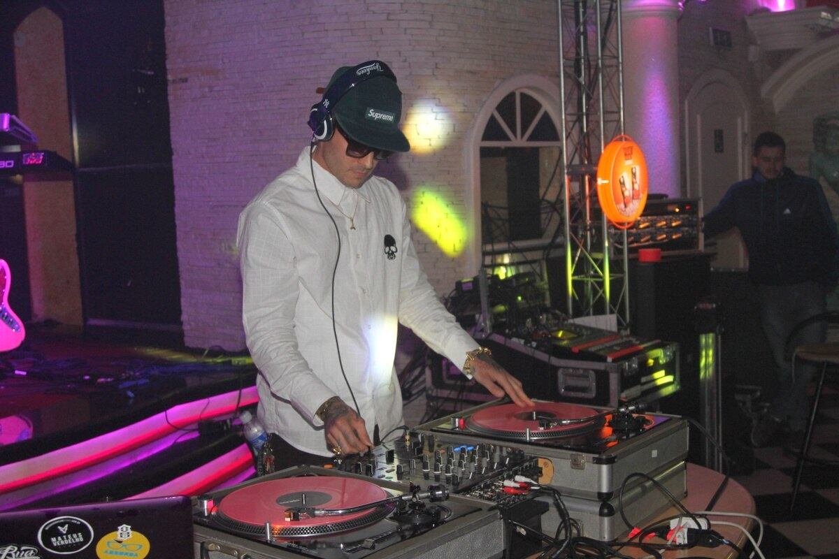 Durante a madrugada desta terça-feira (29), Monique Evans
chegou a mandar recados para filha nas redes sociais.
— Tentei te ligar! Você está bem? Soube do que
aconteceu, estava jantando fora... Estou preocupada! Precisa de algo? Te amo!”