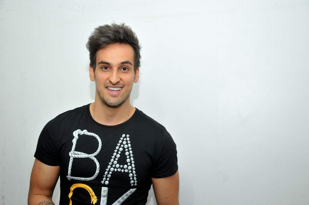 O sertanejo paulista Leo Rodriguez curte carros esportivos para andar na cidade, e SUVs ou caminhonetes para pegar estrada

Saiba tudo sobre carros! Acesse www.r7.com/carros
