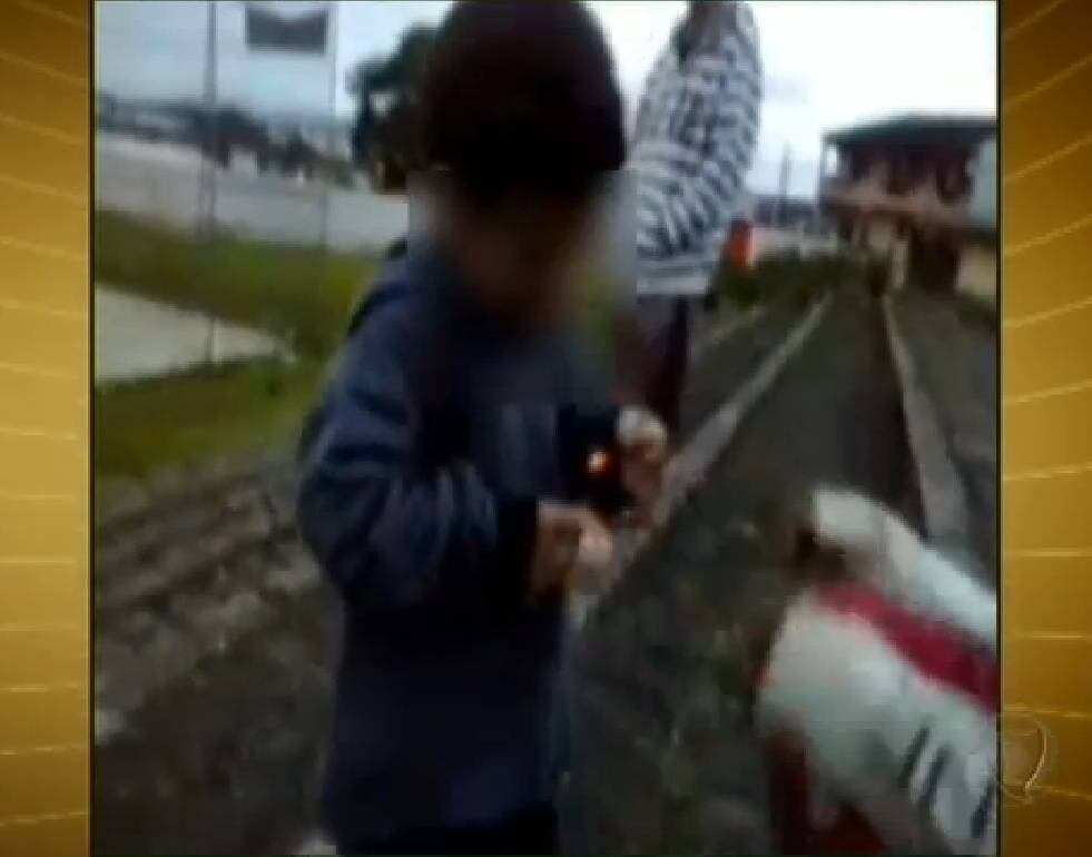 Menino foi filmado acendendo cigarro de maconha
