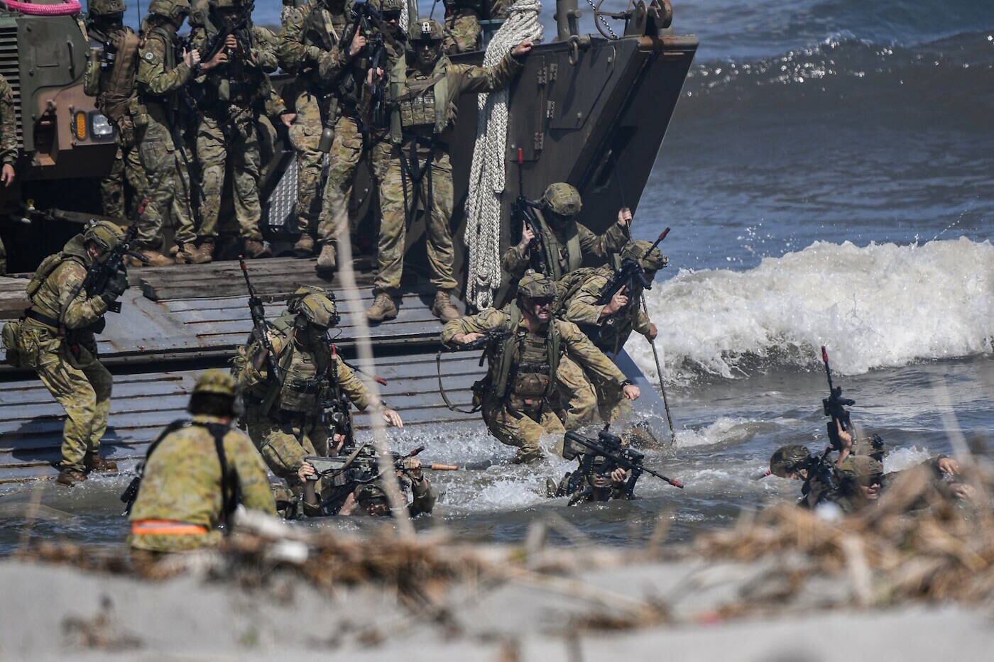 O local escolhido para o ensaio, que usou caças e navios de guerra e simulou a invasão de território com veículos militares anfíbios, foi estratégico. Fica a cerca de 240 km de um atol, no mar da China Meridional, que foi incorporado pela China em 2012 e ainda gera tensões na região