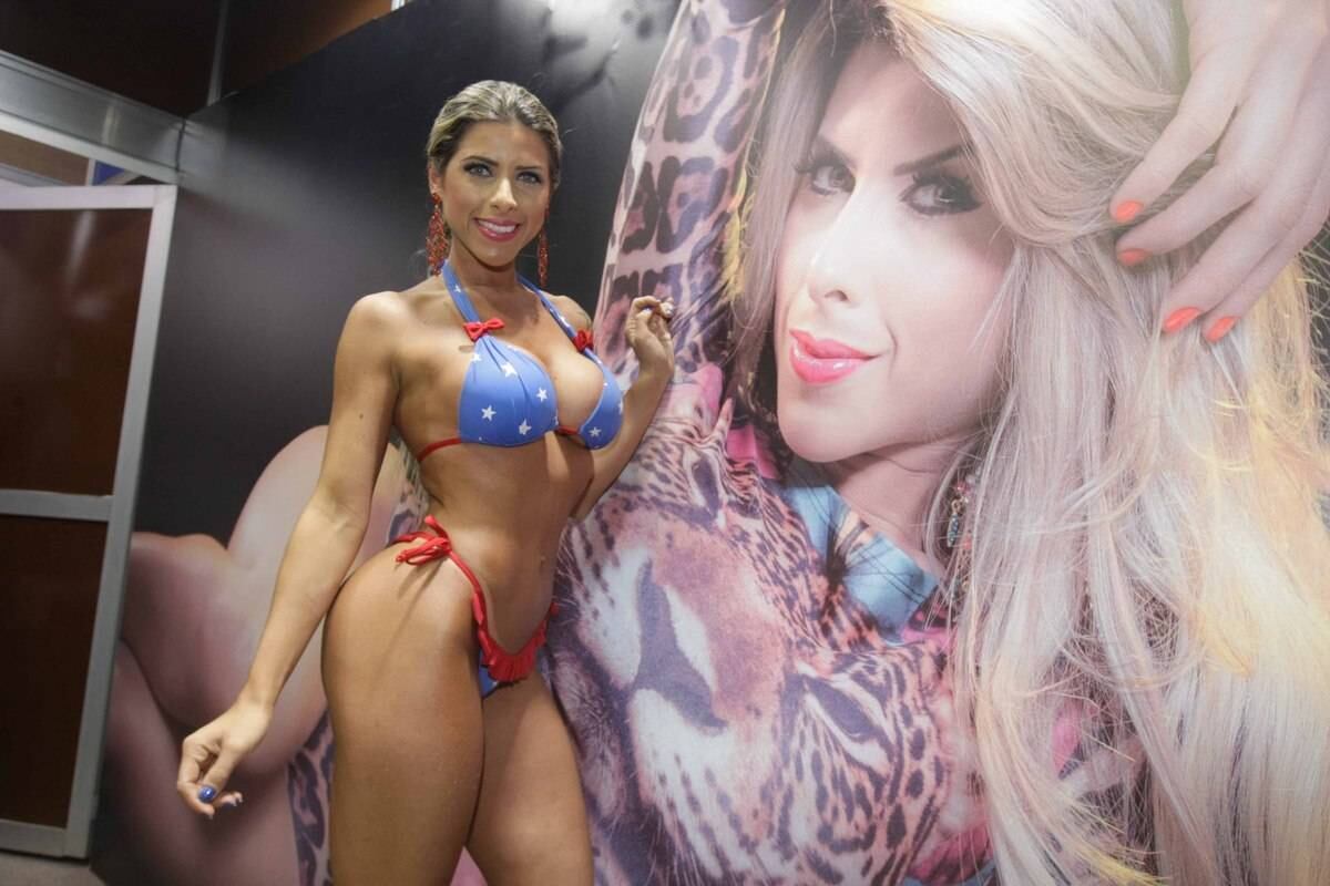 Prontas para o verão! Irmãs Minerato usam biquíni em feira de beleza e fazem bronzeamento artificial