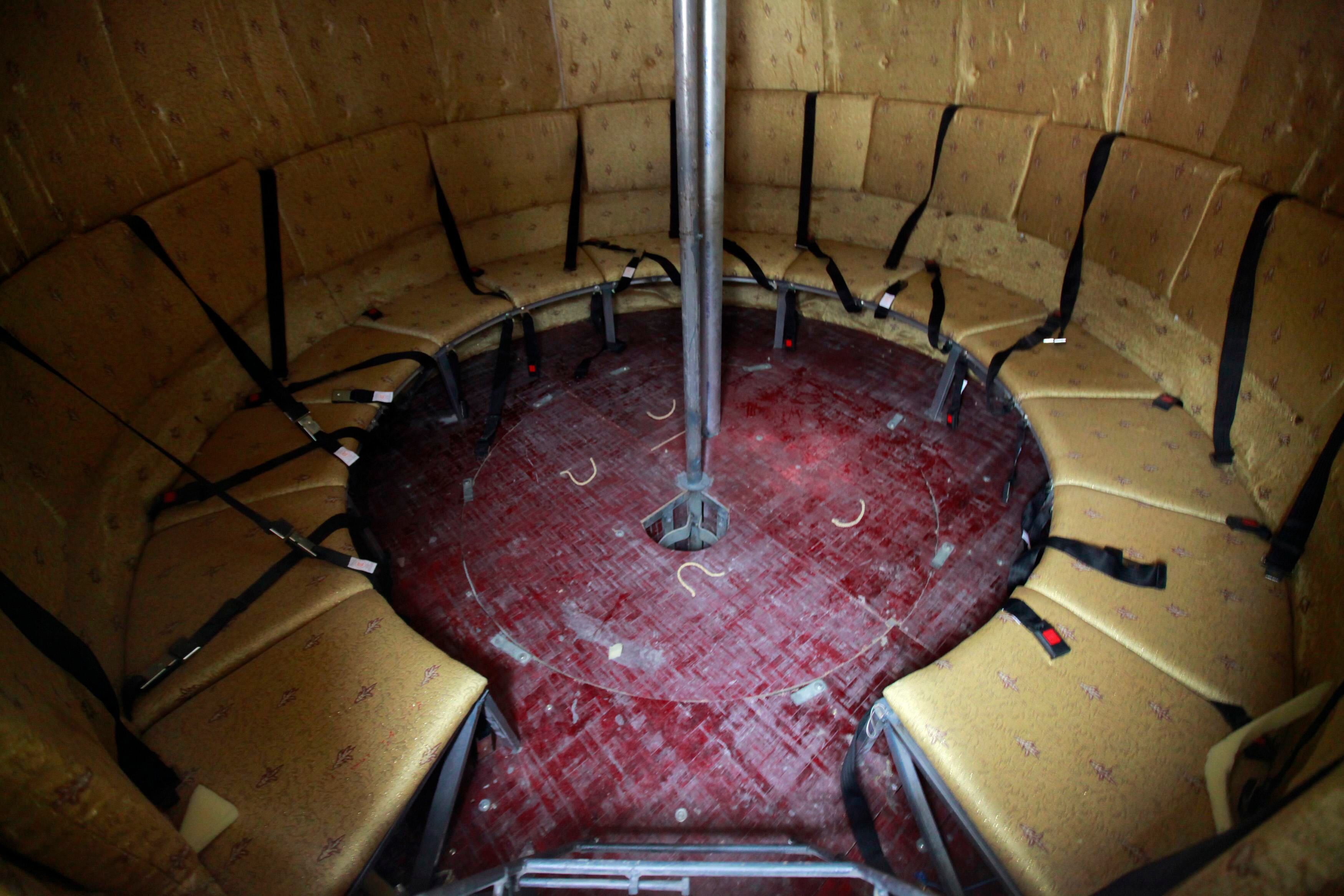 Ele se inspirou no filme 2012 e no tsunami que atingiu a Ásia em 2004 para construir as cápsulas no quintal da sua fazenda. Liu já gastou mais de R$ 500 mil na construção dessas esferas