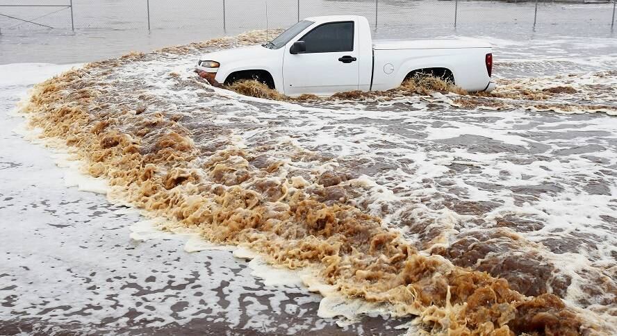 Em Phoenix, no Estado do Arizona, nos Estados Unidos um motorista tenta ultrapassar uma rua inundada pelas fortes chuvas desta segunda-feira (8). 

As chuvas de hoje estabeleceram um recorde de nível de água em um dia