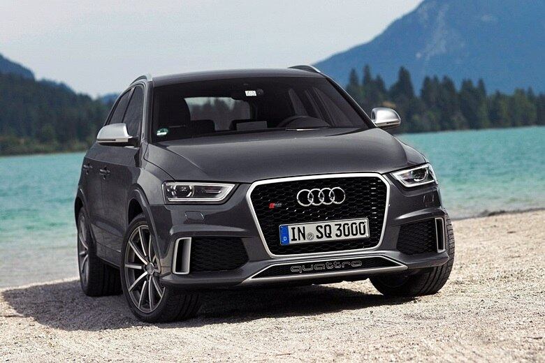 Lançado em junho no Brasil, o Audi RS Q3 é o primeiro utilitário da marca alemã a receber as modificações de sua divisão esportiva. Além do tradicional kit aerodinâmico, que inclui rodas enormes de 19 polegadas, saias, aerofólio e ponteira, o crossover derivado do hatch A3 usa freios de alta performance e mecânica "carregada na pimenta". O motor 2.5 turbo a gasolina despeja 310 cv de potência e 42,8 kgfm de torque nas quatro rodas, gerenciado pelo moderno câmbio automatizado de dupla embreagem e sete marchas. O resultado na prática fica explícito nos números de desempenho: 0 a 100 km/h em 5,2 segundos e velocidade máxima de 250 km/h — limitada eletronicamente