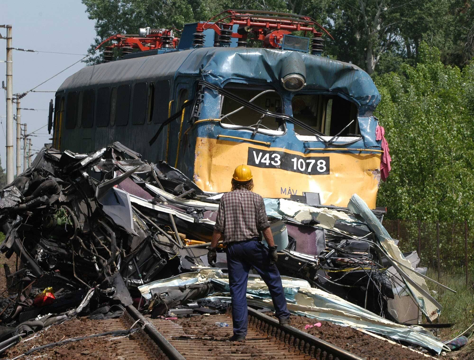 Maio de 2003

Na Hungria, 34 pessoas morrem quando o trem
Budapeste-Nagykanizsa atinge um ônibus cheio de turistas alemães, a
maioria idosos, em uma passagem de nível perto de Siofok