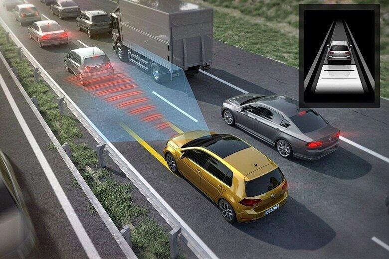 Esta imagem mostra o Traffic Jam Assist, que usa câmera e sensores para medir a distância do carro à frente