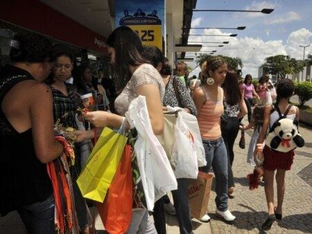 Economistas explicam que crescimento aconteceu pela redução da inflação