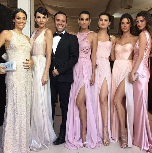 O casamento da modelo brasileira com o multimilionário empresário egípcio Karim El Chiaty continuou pelo segundo dia consecutivo nesta sexta-feira (8). O time de madrinhas foi composto por beldades como Isabeli Fontana, Fernanda Motta e Alessandra Ambrósio

Acesse o R7 Play e assista a programação da Record quando quiser

