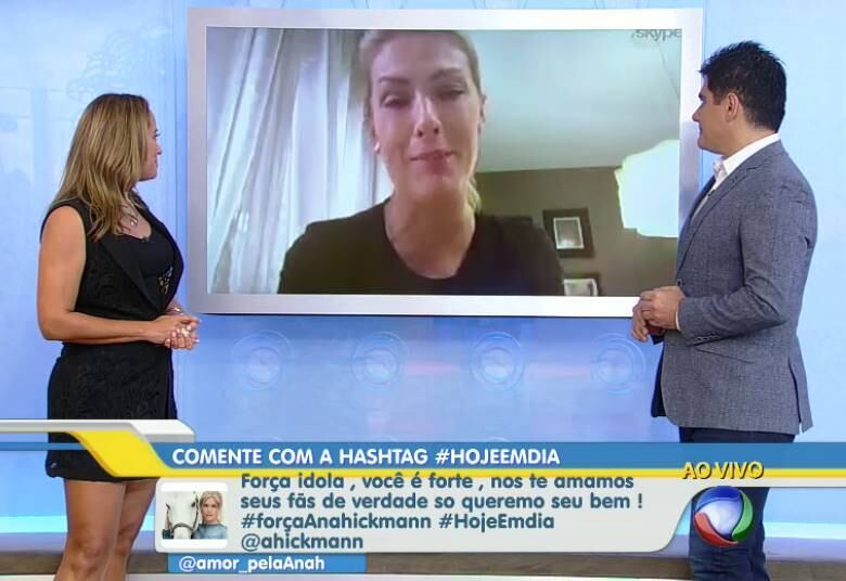 Após sofrer um atentado e ficar na mira do atirador Rodrigo
Augusto de Pádua no sábado (21), em Belo Horizonte, Ana Hickmann ficará
afastada do Hoje em Dia por alguns dias. Em conversa por skype, a apresentadora
revelou que acordou mais calma nesta segunda-feira (23) e agradeceu imensamente
o apoio que está recebendo dos amigos, fãs e familiares

• Em entrevista, Ana Hickmann confessa: "Ter família perto nessas horas ajuda bastante". ASSISTA! 
