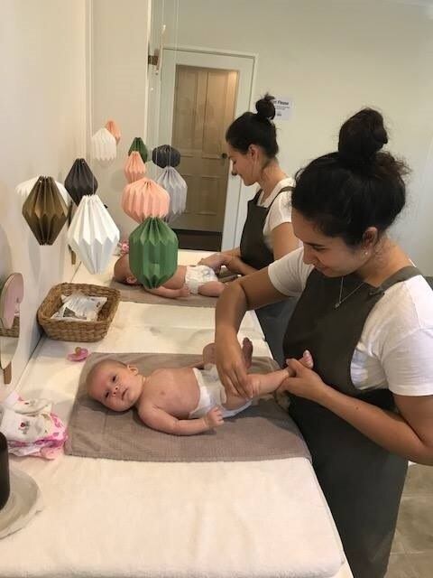 O preço da massagem é R$ 140 ($ 55) e inclui uma garrafa de 100 ml de um óleo de massagem frio
