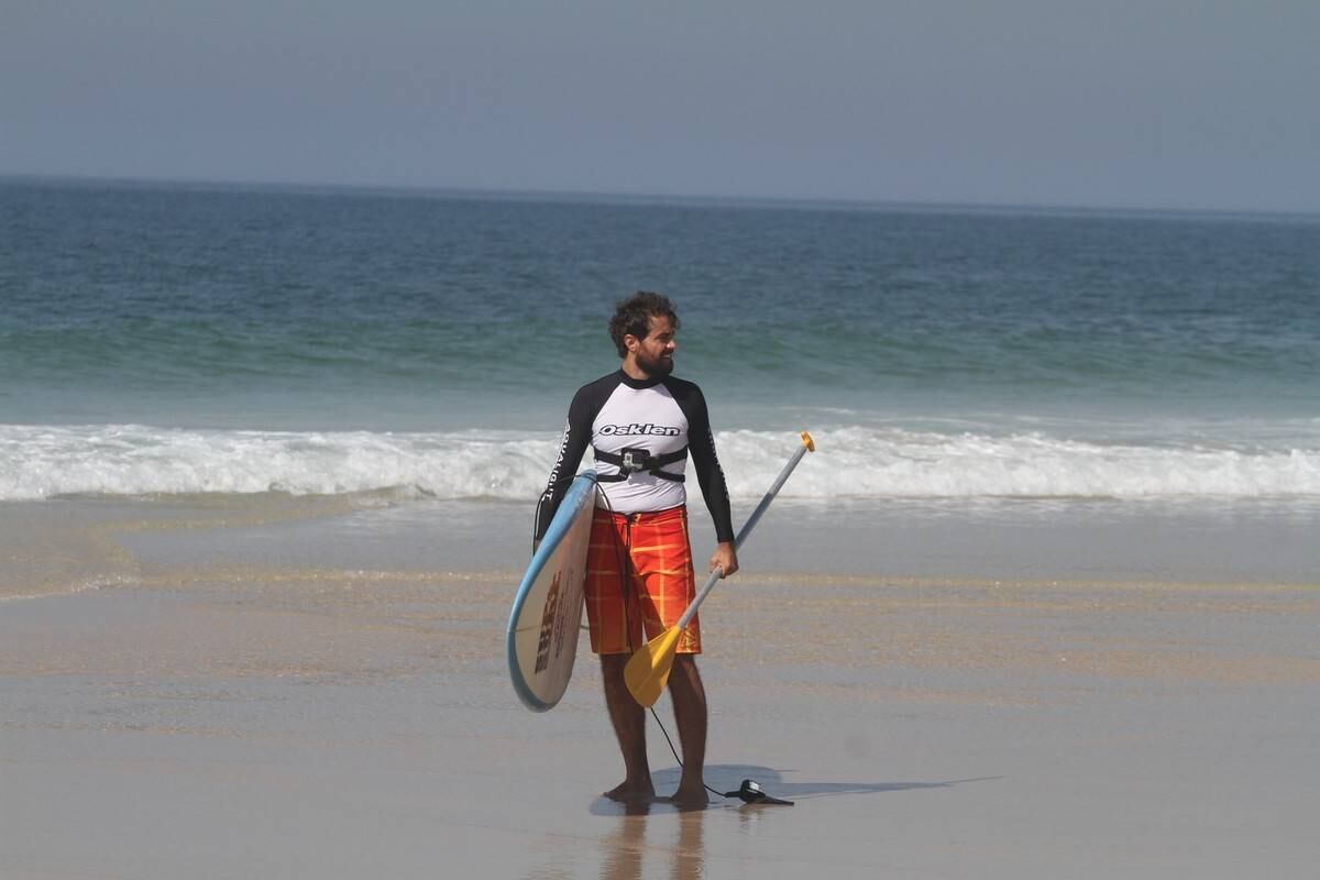 Bruno Gagliasso e Ricardo Pereira praticam stand up paddle na praia da Barra da Tijuca, no Rio