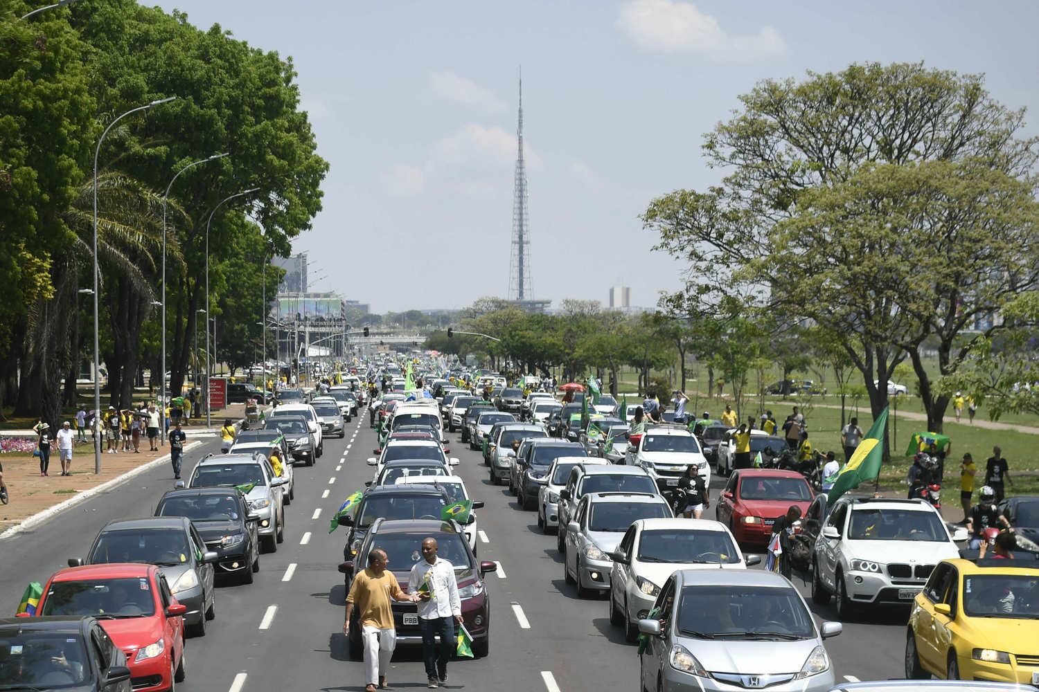 No Distrito Federal, manifestantes utilizaram seus carros para apoiar o candidato