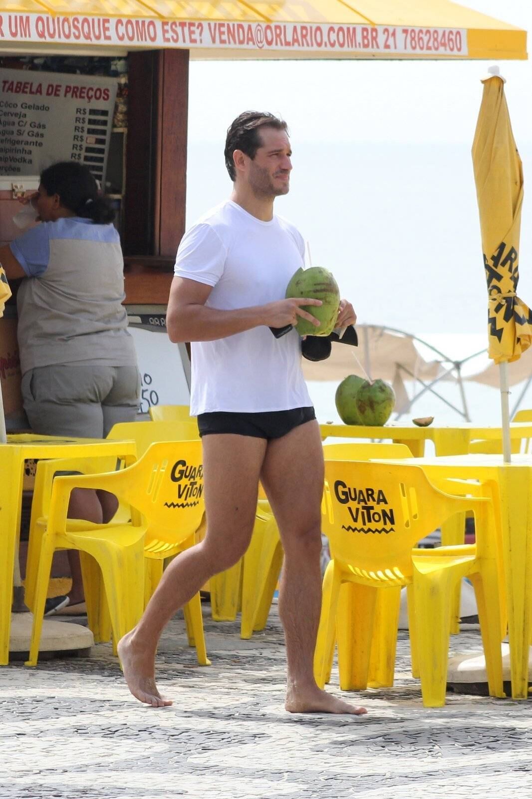 Paulo Rocha é fotografado bebendo água de coco na orla do Leblon, no Rio de Janeiro