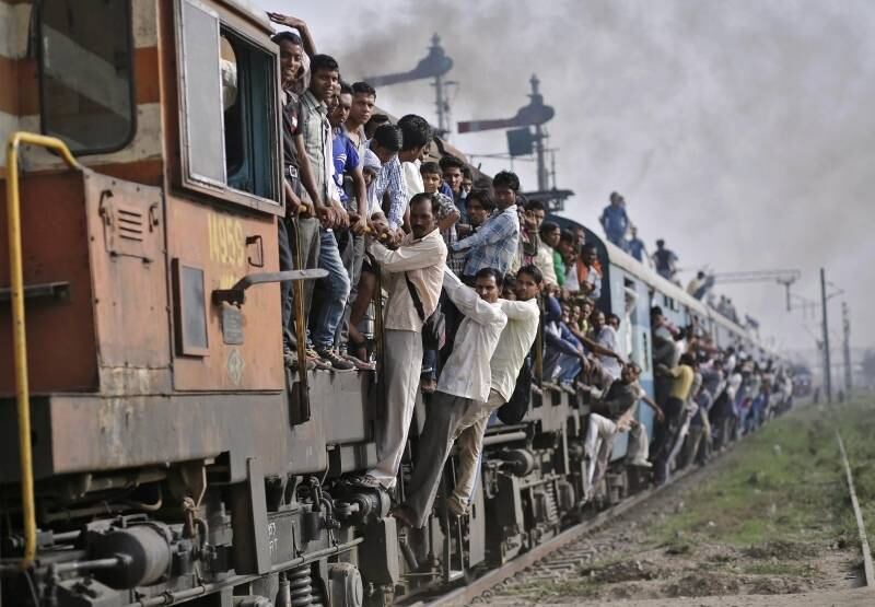Passageiros viajam em trem
lotado na cidade de Loni, no norte da Índia. O país planeja gastar 654,5
bilhões de rúpias (cerca de 24,2 bilhões de reais) na melhoria das ferrovias
nacionais