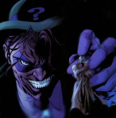 O Charada já apareceu em Batman Eternamente, filme de 1995, considerado o pior da série toda. Interpretado por Jim Carrey, o vilão ganhou sua persona mais caricata. Dessa vez, poderia ganhar um tom mais sombrio e genioso, como sempre foi identificado nos quadrinhos.  