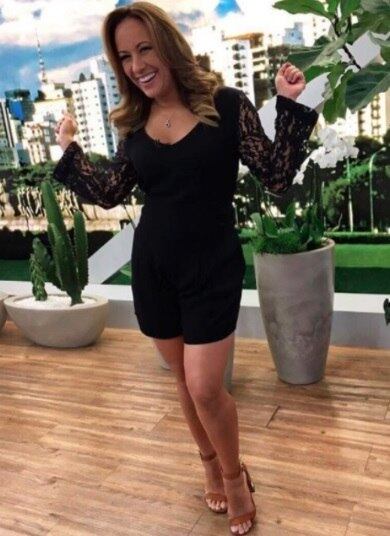 A renda é sempre bem-vinda e dependendo da ocasião confere um visual sensual e, ao mesmo tempo, romântico. Poucos acessórios e a sandália nude ajudam a compor o look