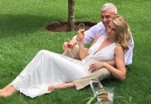 A apresentadora revela em primeira mão que tem vontade de comemorar os 25 anos de casamento com uma celebração ao lado de familiares e amigos, já que não teve a festa tão sonhada de casamento. Que venham muitas comemorações!