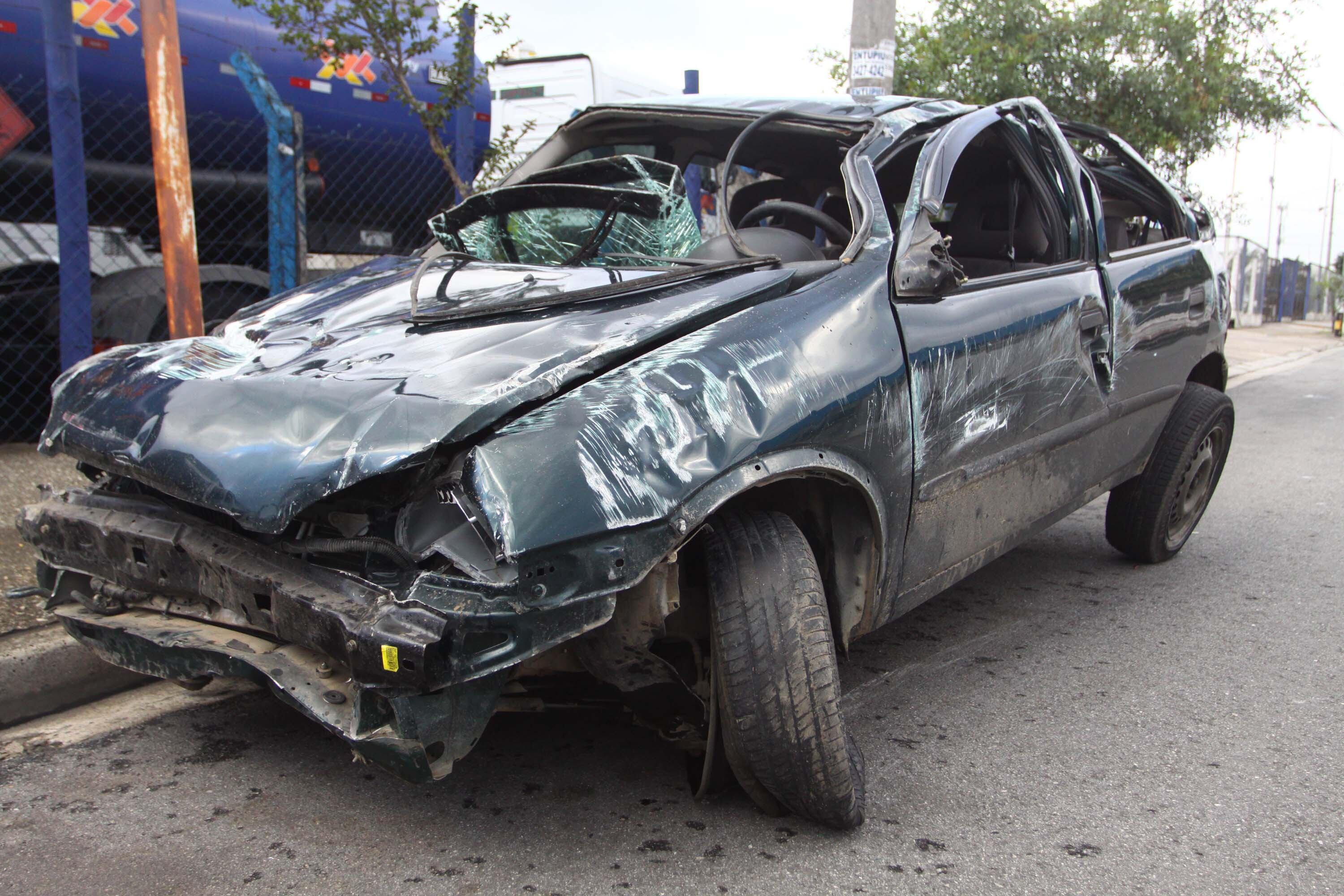 Carro capota na marginal Tietê próximo a ponte da vila Guilherme