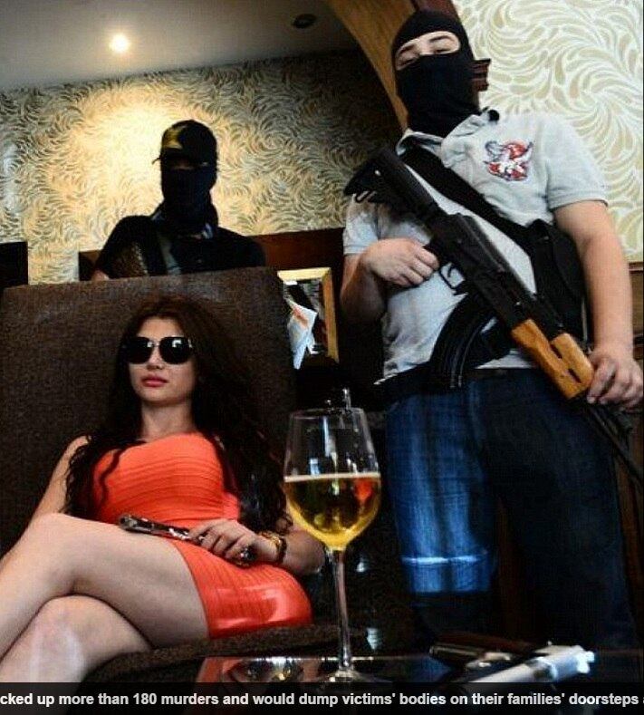 Coordenador da área de sistema de justiça e segurança
pública do Instituto Sou da Paz, Bruno Langeani compara o mercado ilegal do
México, onde fuzis e armas pesadas são baratos se comparados com a média
mundial, com a do Brasil. Ele explica que, por conta da proximidade com os
Estados Unidos, onde as armas são legalizadas e mais baratas, um fuzil AK-47 é
contrabandeado com mais facilidade para o país da América Central do que para
cá