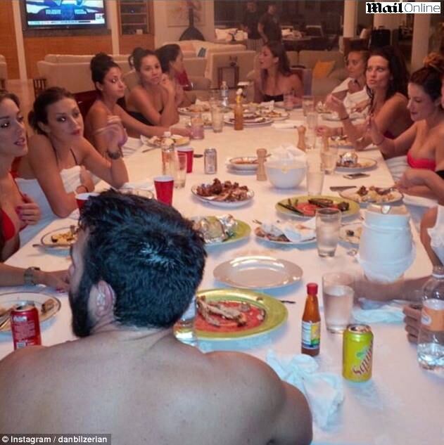 Por não poder se formar, Dan partiu par a educação militar, como seu pai. Depois de se alistar na Marinha norte-americana, o Rei do Instagram passou por um treino intensivo no qual quebrou a perna.

— Esse é provavelmente o treino mais brutal do mundo e eu o completei em duas semanas, depois de quebrar a perna