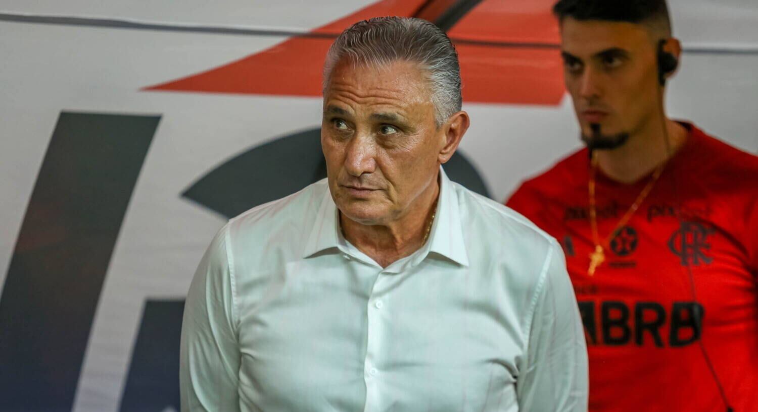 Com tensão no olhar pelo primeiro jogo, Tite se mostrou apreensivo antes do apito inicial