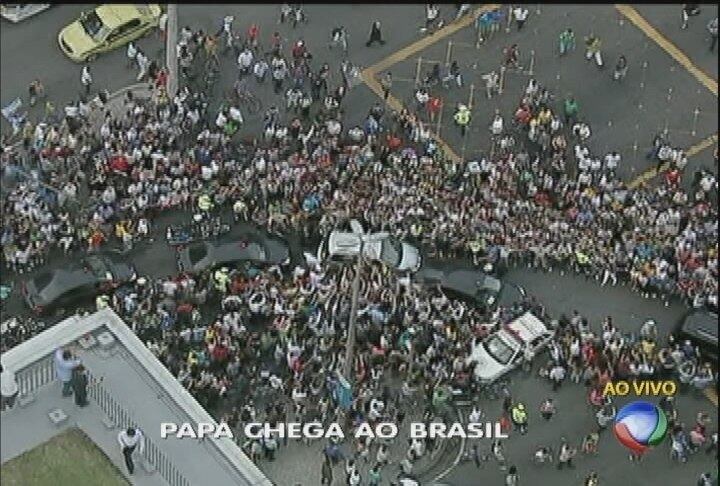 Centenas de pessoas cercam o carro do papa no Rio de Janeiro