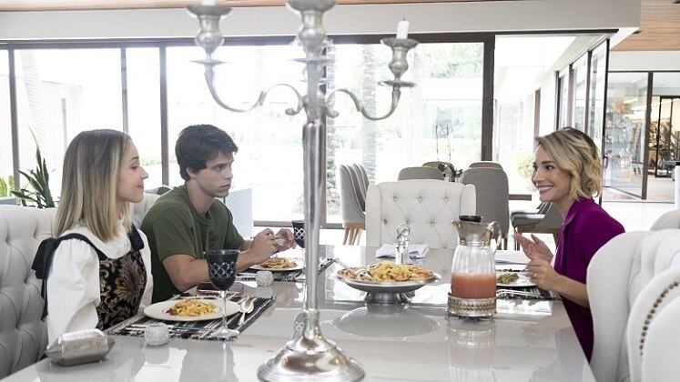 Durante um almoço na casa de Gustavo, Mirela questionou a mãe do namorado sobre a foto que encontrou. Giane contou uma história de que Júlio era apaixonada por ela, mas era tudo mentira