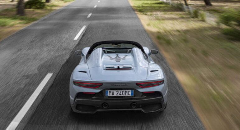 Traseira traz faróis mais finos dispostos na horizontal