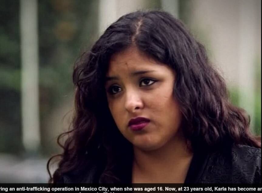 Como os primos do homem apareciam em seu apartamento com meninas novas todas as semanas, Karla resolveu finalmente perguntar com o que eles trabalhavam. Então o traficante sexual respondeu que eles eram cafetões
