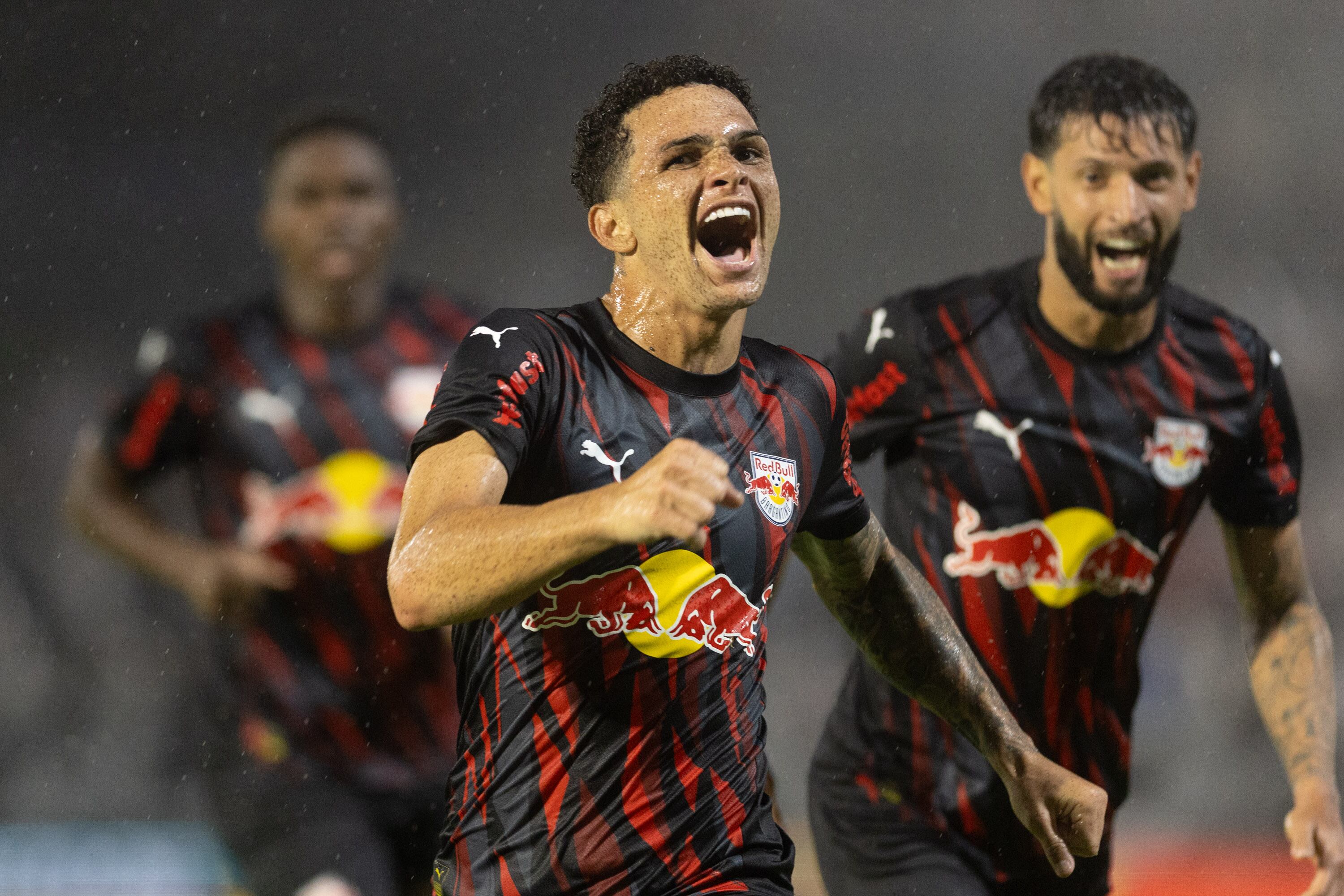 Gustavinho, do Red Bull Bragantino, comemora o gol da vitória sobre o Atlético-MG