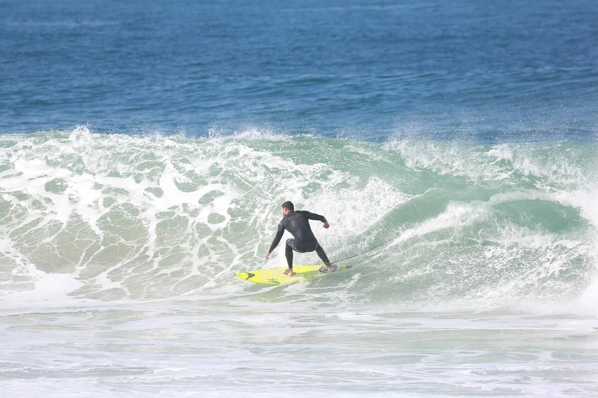 Cauã Reymond surfou no Recreio dos Bandeirantes nesta segunda-feira (21)