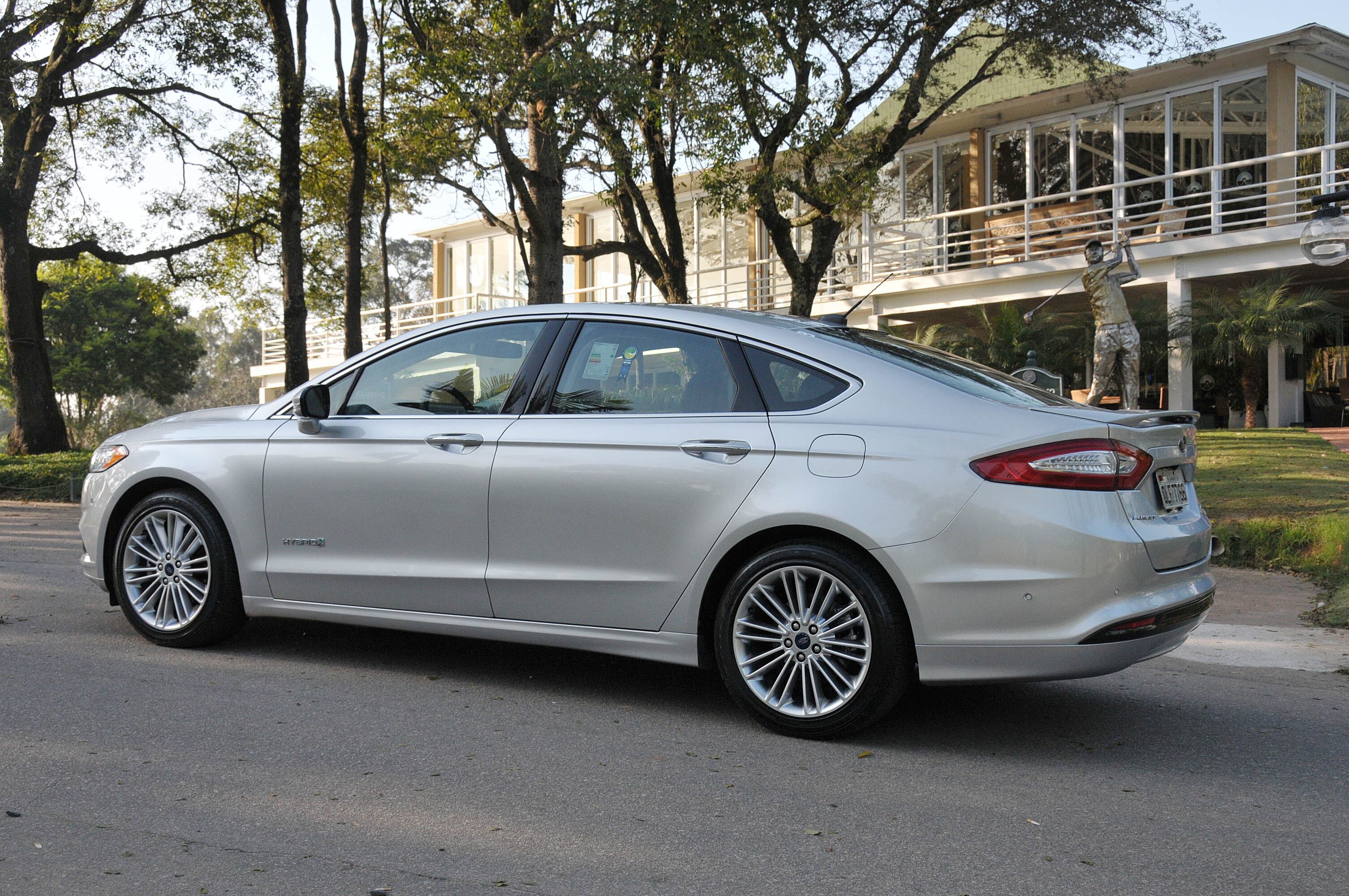 O câmbio do Fusion Hybrid também é diferente: sai o sistema automatizado de dupla embreagem e sete marchas (com tração integral opcional) e entra um continuamente variável (CVT), com tração somente nas rodas dianteiras

Quer saber tudo sobre carros? Acesse www.r7.com/carros
