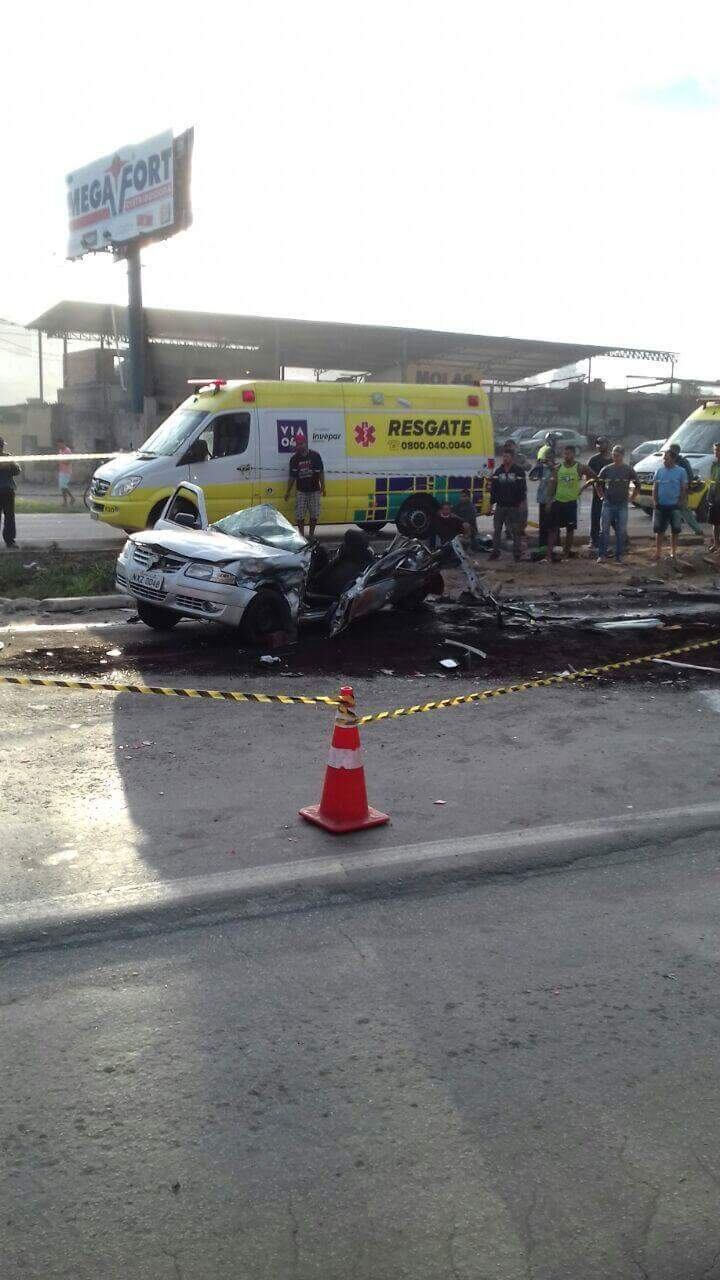 Veículo de passeio ficou totalmente destruído