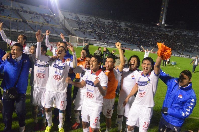 O
Nacional-PAR também usou o fator casa como uma de suas armas nesta Libertadores
e conquistou cinco vitórias e apenas um empate. Assim como o adversário da
final, o time não sabe o que é vencer fora de seu campo: foram três derrotas e
três empates