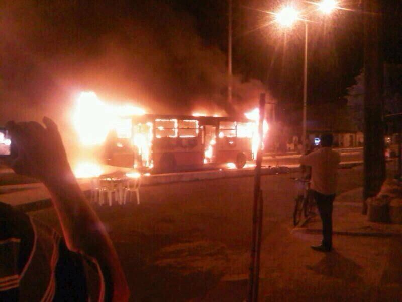 A ordem para os ataques partiu dos bandidos do Complexo Penitenciário de Pedrinhas,
em São Luís. A onda de violência é considerada uma reação ao fato de a
Polícia Militar, com apoio da Força Nacional, ter assumido o controle da
segurança em Pedrinhas, como reação do governo estadual aos
assassinatos ocorridos na cadeia