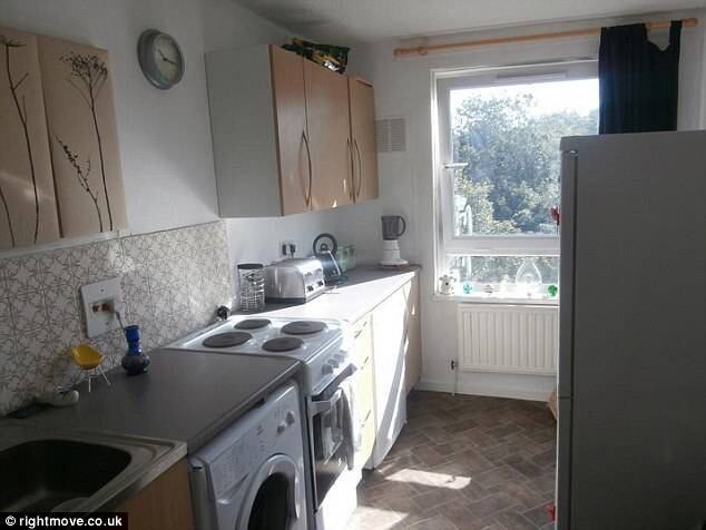 Ao contrário do imóvel anterior, a cozinha desta quitinete de R$ 395 mil é mais arrumada, limpa, arejada e iluminada