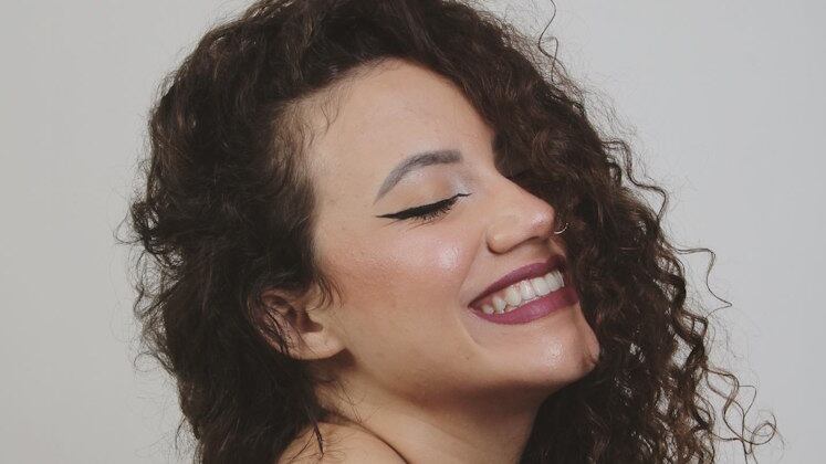 Professora de música

Karol Carvalho diz que, desde criança, nunca teve dúvida que o seu futuro estava na música e não se importou com as opiniões que a desencorajavam a seguir seu sonho. A semifinalista trabalha como cantora em eventos e professora de música em Santos (SP). Também já se apresentou com sua banda de pop rock "The Diou's", durante os anos 2013 a 2016, em diversas casas de show no litoral e capital