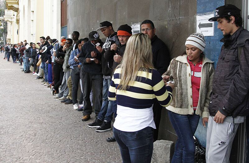 Estudo mostra que taxa de desemprego vinha sendo contida por causa da migração de trabalhadores demitidos do setor privado para o trabalho por conta própria