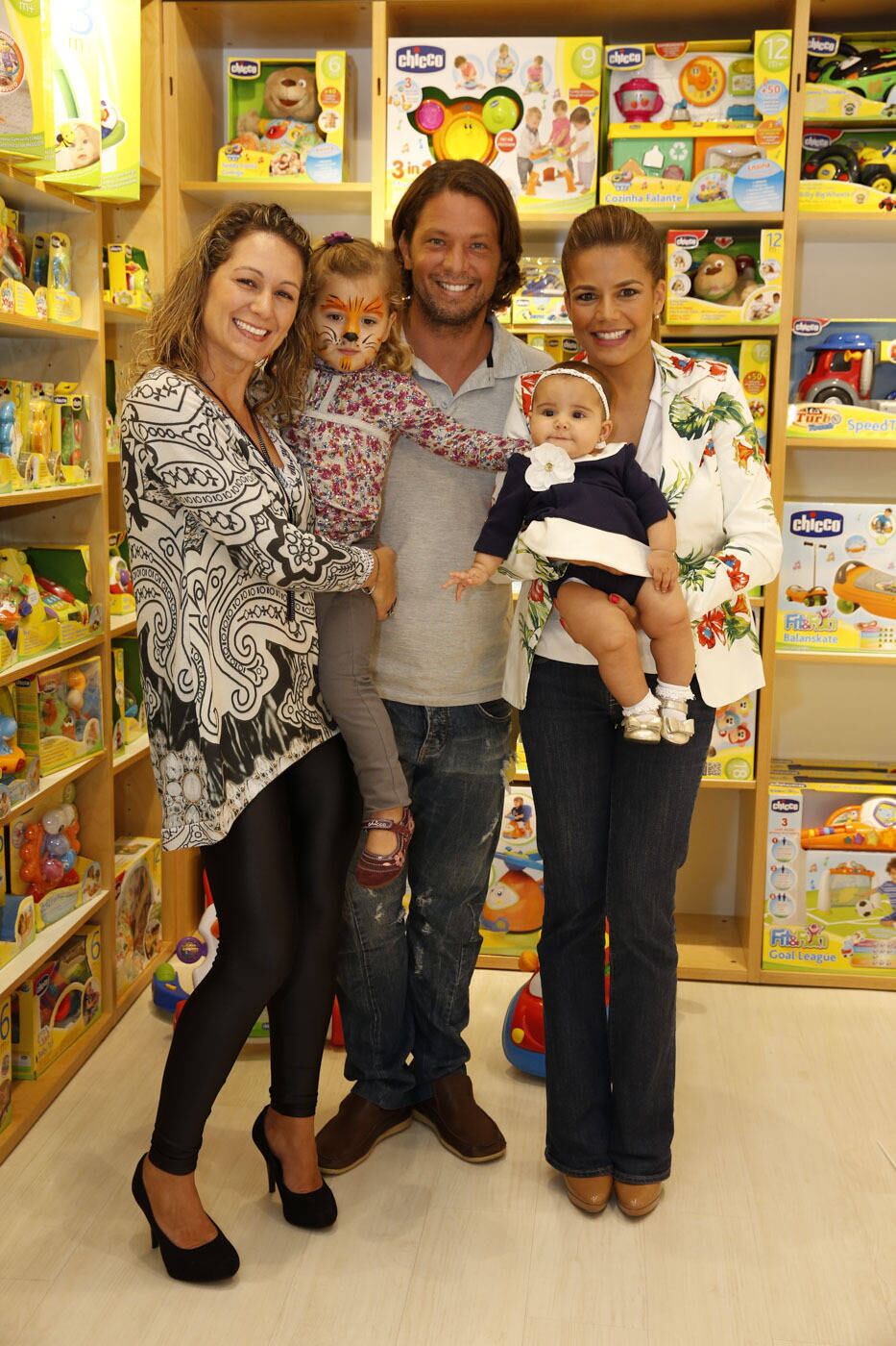 Famosos vão a lançamento da coleção de primavera de uma marca infantil no Rio