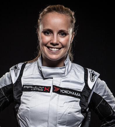 Mikaëla também é pilota em corridas profissionais 