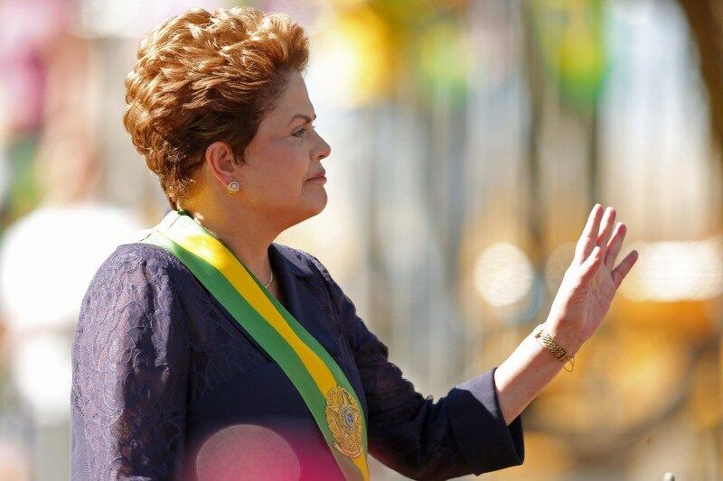 A presidente Dilma acena para o
público durante parada do 7 de Setembro em Brasília