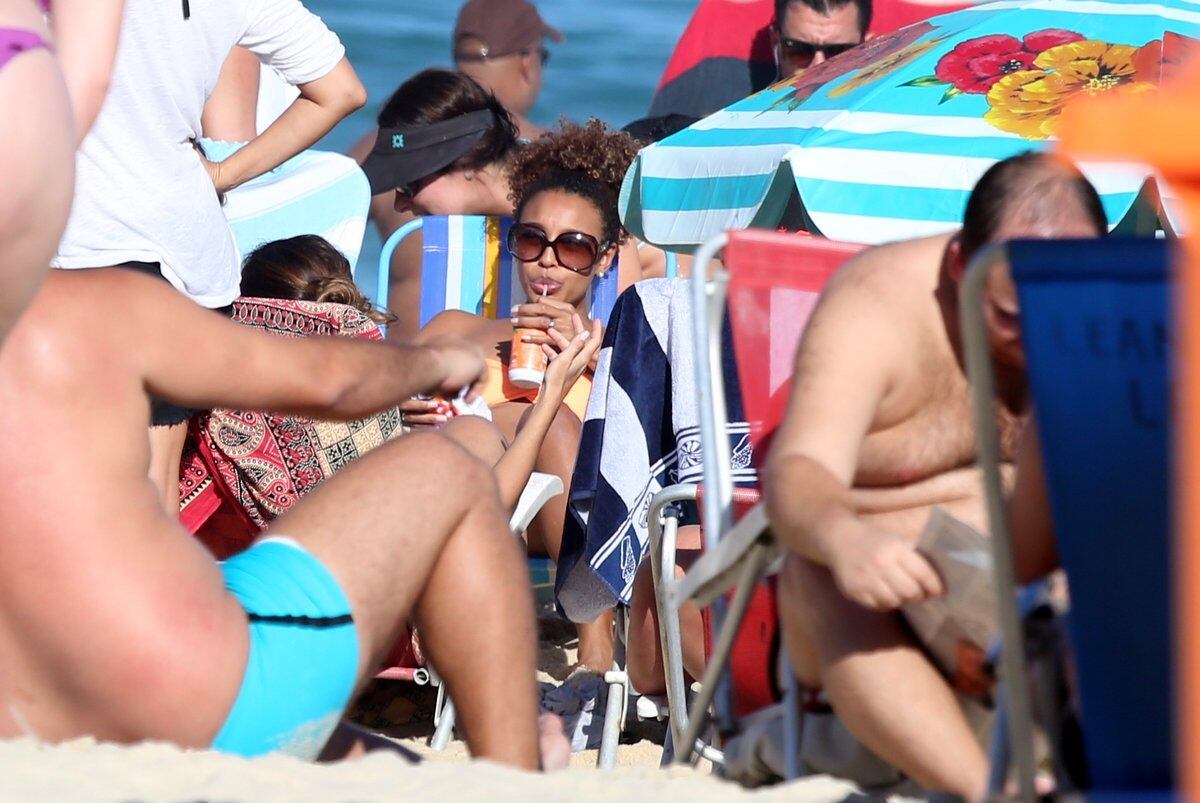 Sheron Menezes exibe corpão em dia de praia com os amigos no Rio de Janeiro
