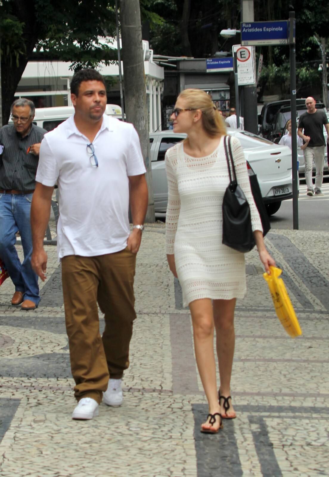 Ronaldo Fenômeno e a namorada aproveitaram a tarde desta quinta-feira (14) para almoçar e cortar o cabelo no Rio 